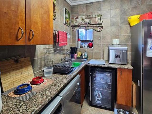 Townhouse for rent in Waterkloof, Gauteng
