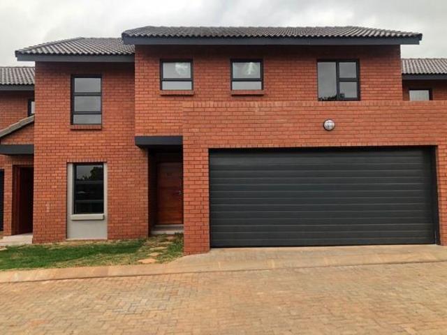 Townhouse for rent in Waterkloof, Gauteng