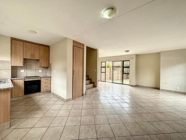 Townhouse for rent in Waterkloof, Gauteng