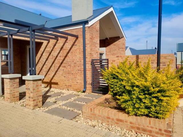 Townhouse for sale in Dr Kenneth Kaunda, North West