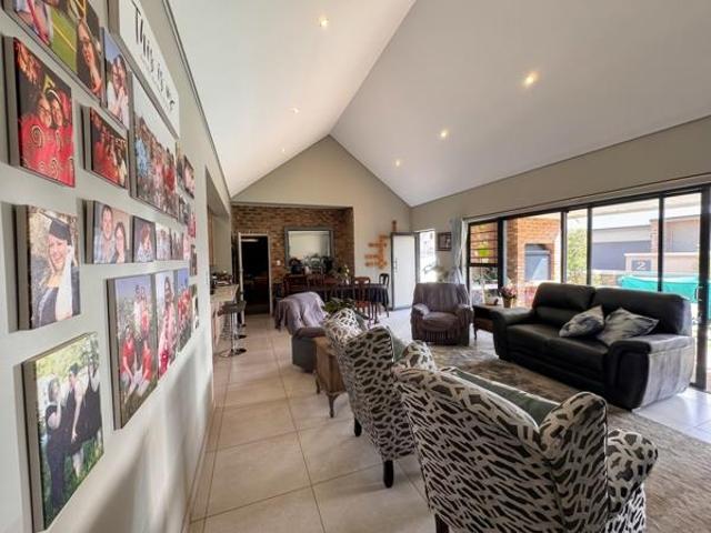 Townhouse for sale in Dr Kenneth Kaunda, North West