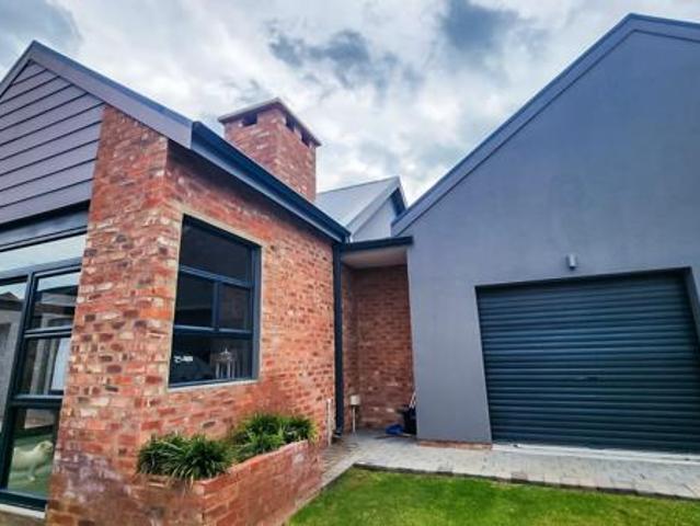 Townhouse for sale in Dr Kenneth Kaunda, North West