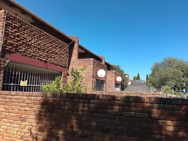 Townhouse for sale in Vanderbijlpark, Emfuleni Local Municipality