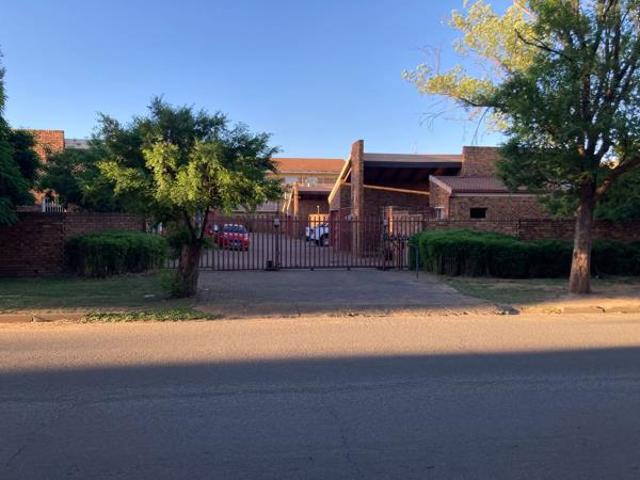 Townhouse for sale in Vanderbijlpark, Emfuleni Local Municipality