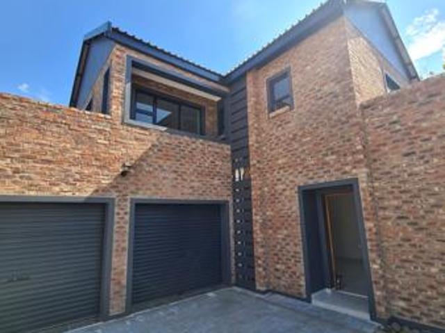 Townhouse for sale in Dr Kenneth Kaunda, North West