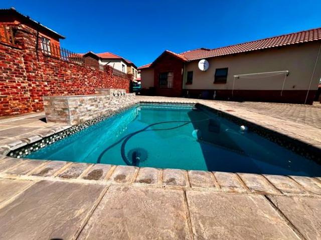 Townhouse for sale in Tlhabane, North West