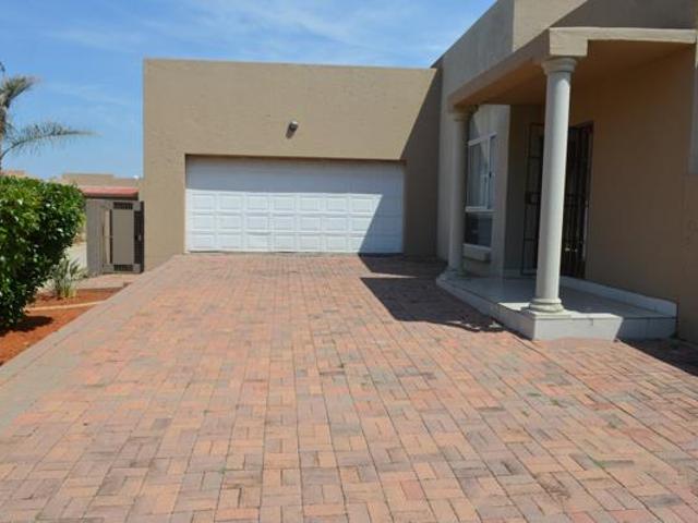 Townhouse for sale in Dr Kenneth Kaunda, North West