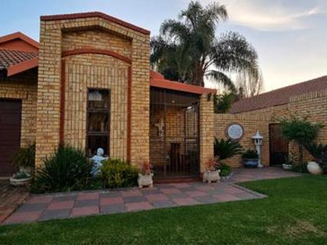 Townhouse for sale in Dr Kenneth Kaunda, North West