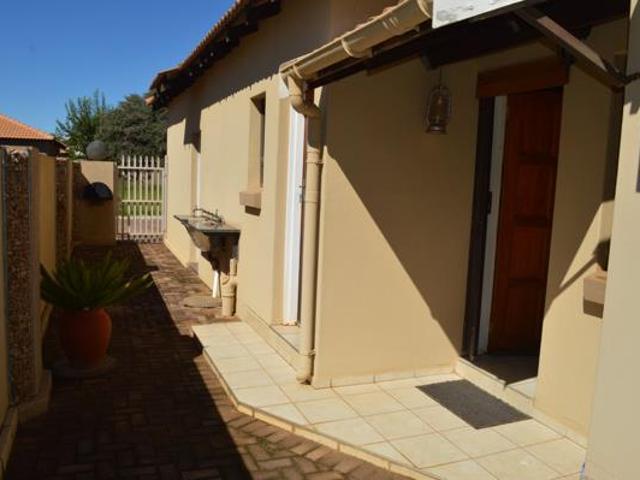 Townhouse for sale in Dr Kenneth Kaunda, North West