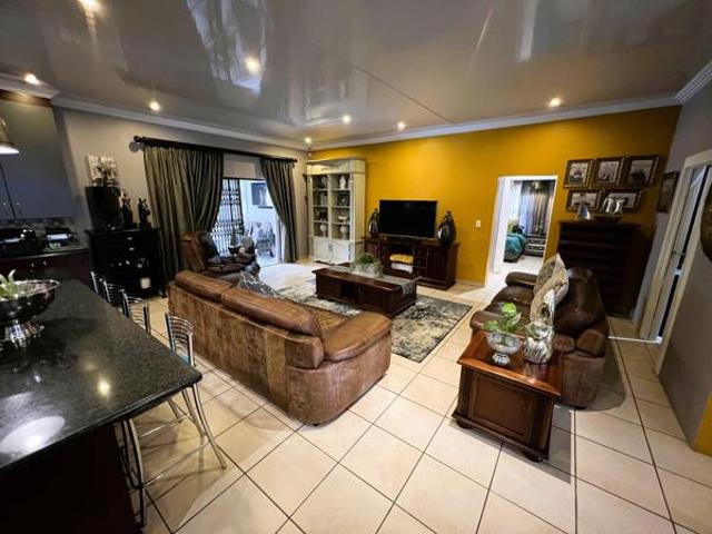 Townhouse for sale in Dr Kenneth Kaunda, North West
