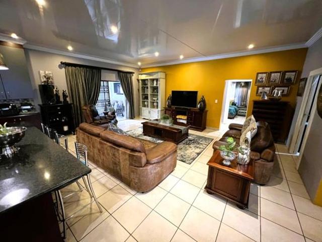 Townhouse for sale in Dr Kenneth Kaunda, North West