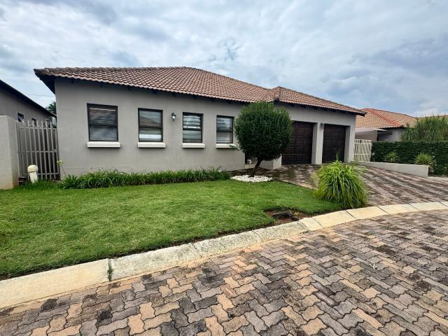 Townhouse for sale in Dr Kenneth Kaunda, North West