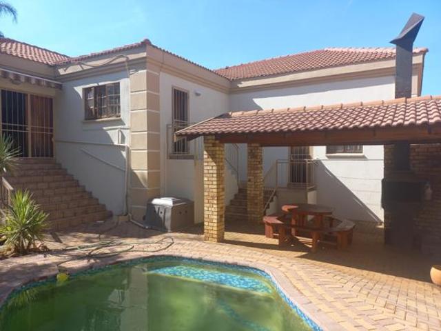 Townhouse for sale in Dr Kenneth Kaunda, North West