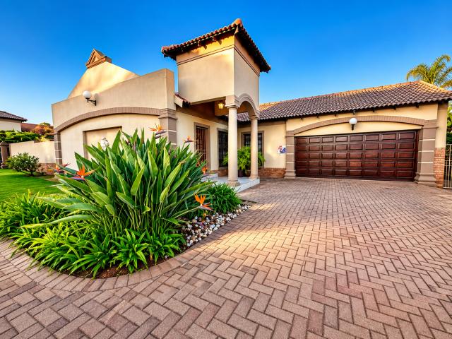 Townhouse for sale in Dr Kenneth Kaunda, North West