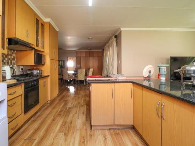 Townhouse for sale in Dr Kenneth Kaunda, North West