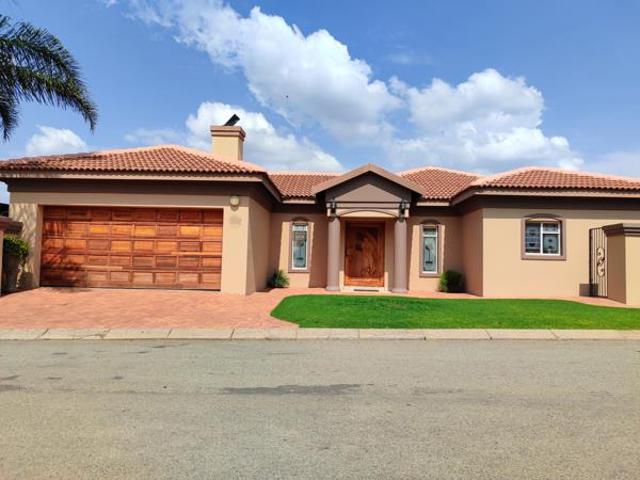 Townhouse for sale in Dr Kenneth Kaunda, North West