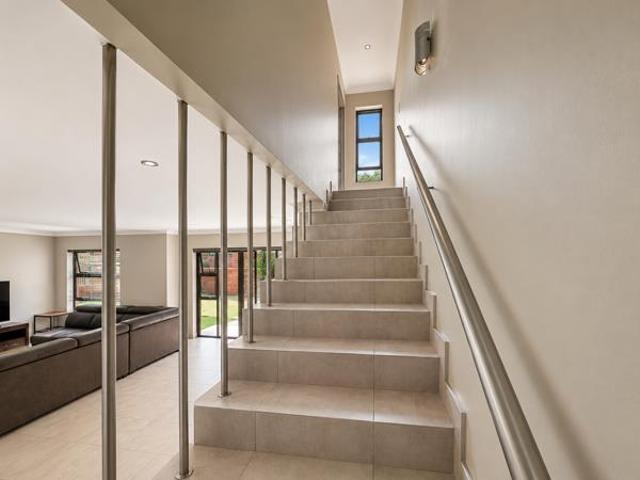 Townhouse for rent in Waterkloof, Gauteng