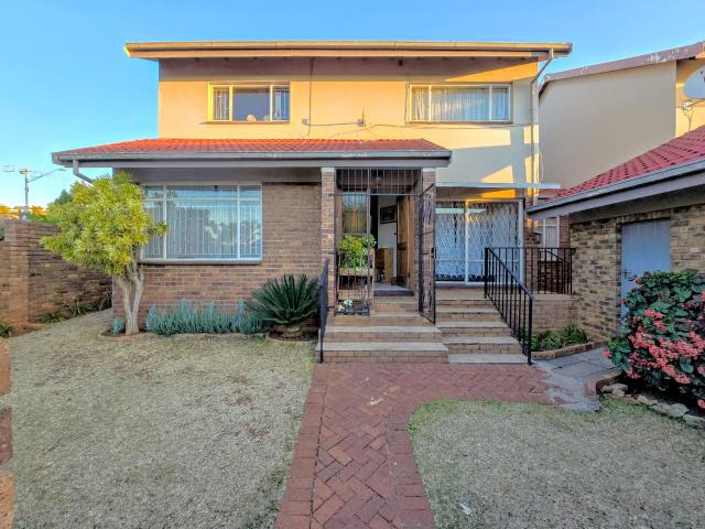 Townhouse for sale in Waterkloof, Gauteng
