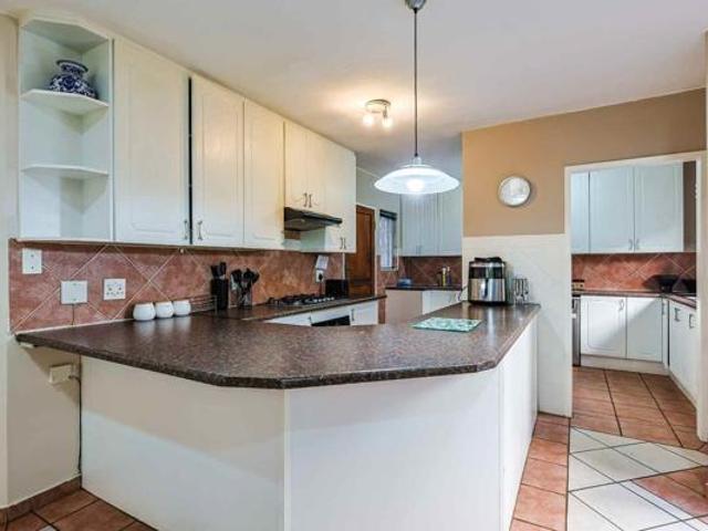 Townhouse for rent in Waterkloof, Gauteng