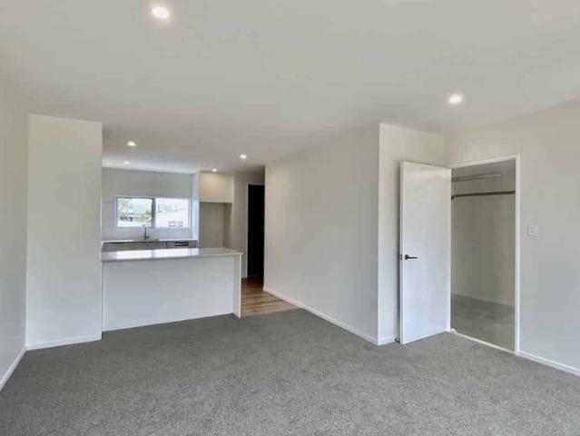 Townhouse for rent in Chaslands, Canterbury