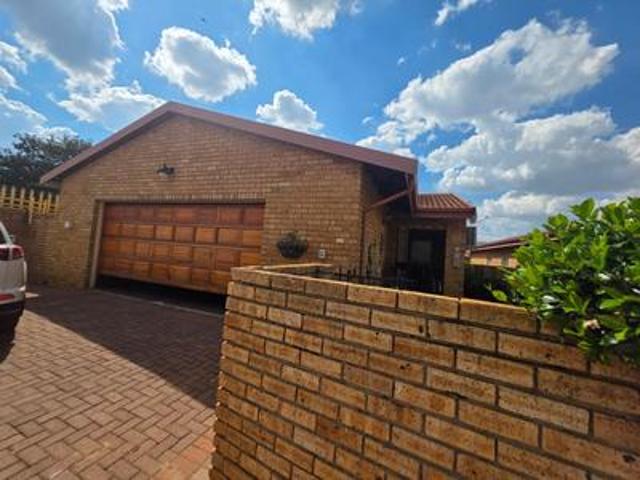 Townhouse for sale in Mohlakeng, Gauteng