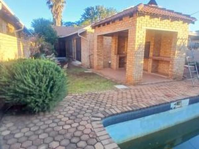 Townhouse for sale in Mohlakeng, Gauteng