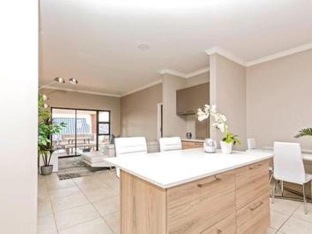 Townhouse for rent in Waterkloof, Gauteng