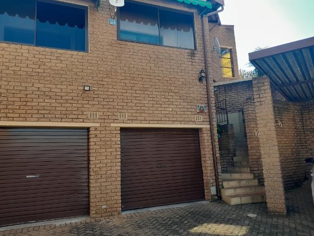 Townhouse for rent in Oakdene, Vosloorus