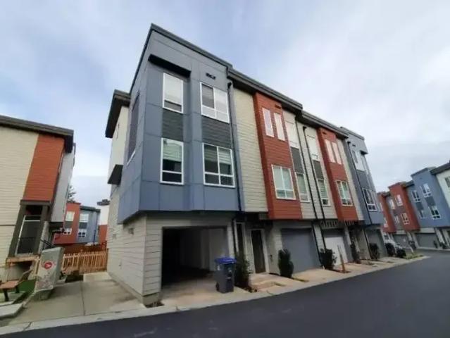 Townhouse for rent in Surrey