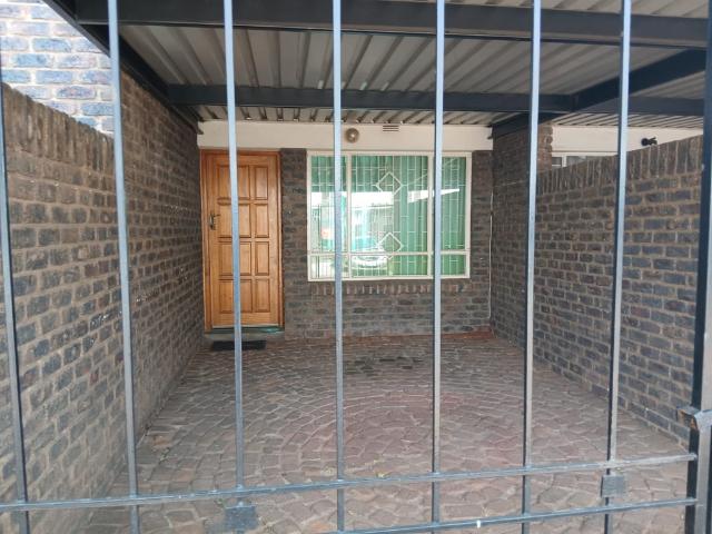 Townhouse for rent in Ekurhuleni, Gauteng