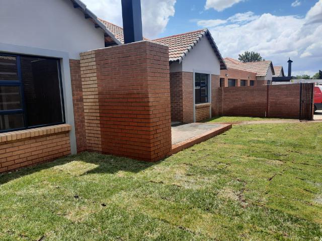 Townhouse for rent in Langenhovenpark, Bloemfontein