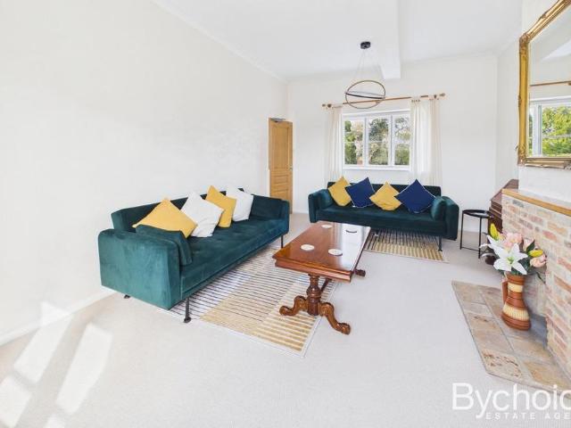 Townhouse for rent in Chelmondiston, Suffolk