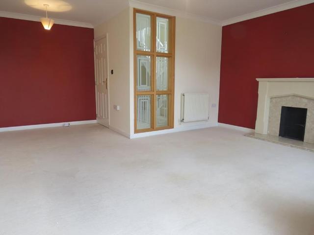 Townhouse for rent in Whitnash, Green Close