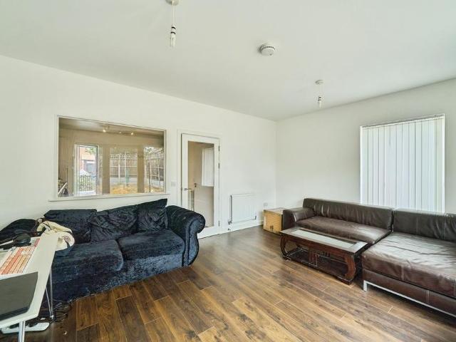 Townhouse for rent in Cann Hall, Greater London