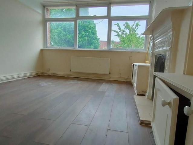 Townhouse for rent in Thamesmead, Greater London