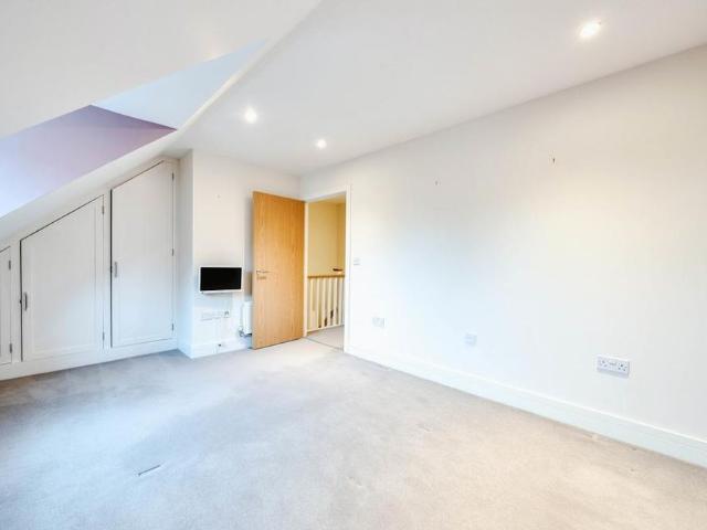 Townhouse for rent in Pachesham Park, Surrey
