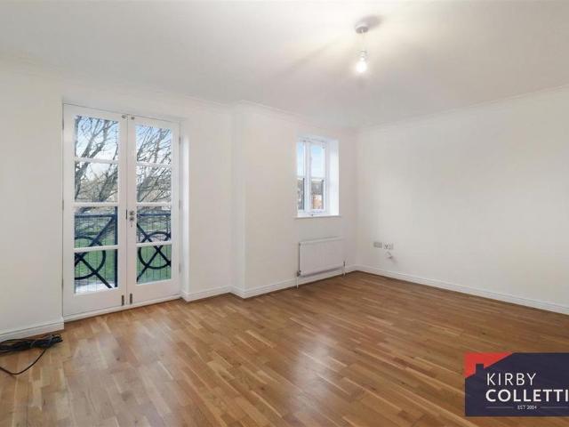 Townhouse for rent in Broxbourne, Hertfordshire
