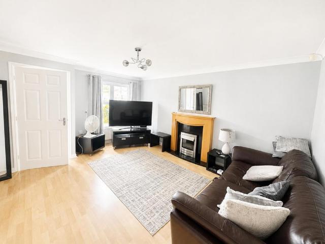 Townhouse for rent in Farnley, West Yorkshire
