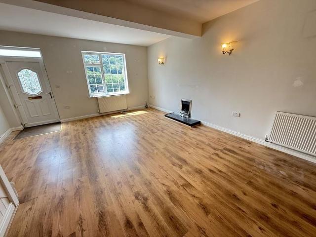 Townhouse for rent in Hove Edge, Hipperholme