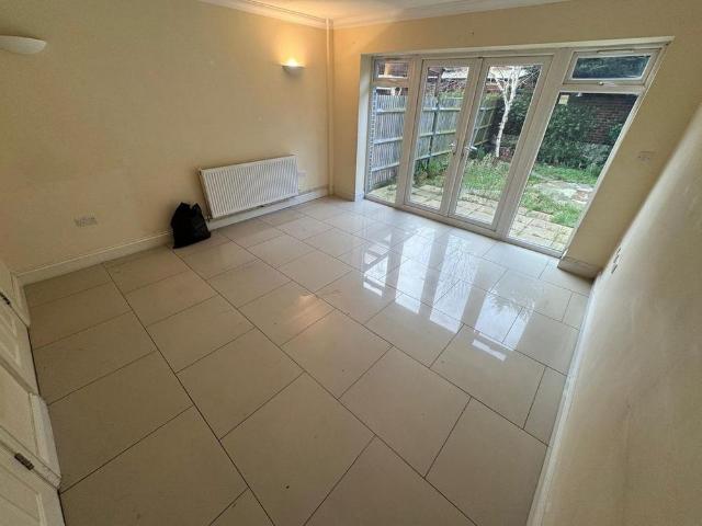 Townhouse for rent in London Borough of Hounslow, Greater London