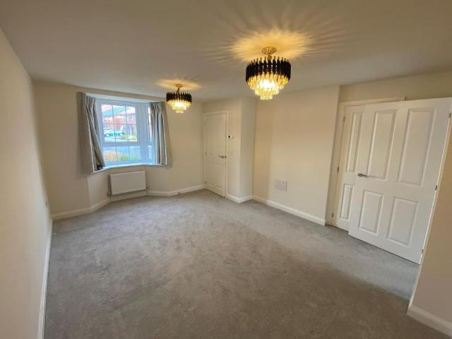 Townhouse for rent in Overslade, New Bilton