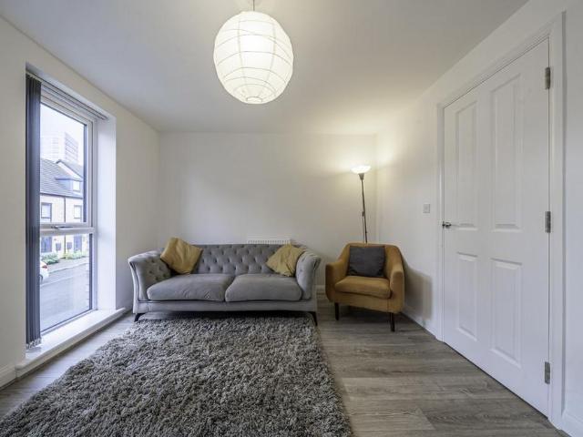 Townhouse for rent in Park Central, Birmingham