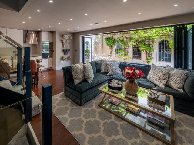 Townhouse for rent in Ewens Farm, Cheltenham