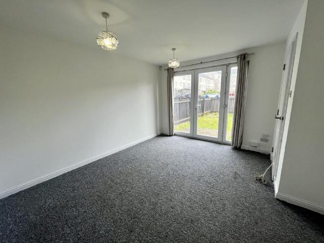 Townhouse for rent in Newbank, Scotland