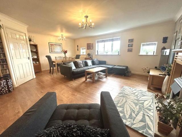 Townhouse for rent in Calderstones