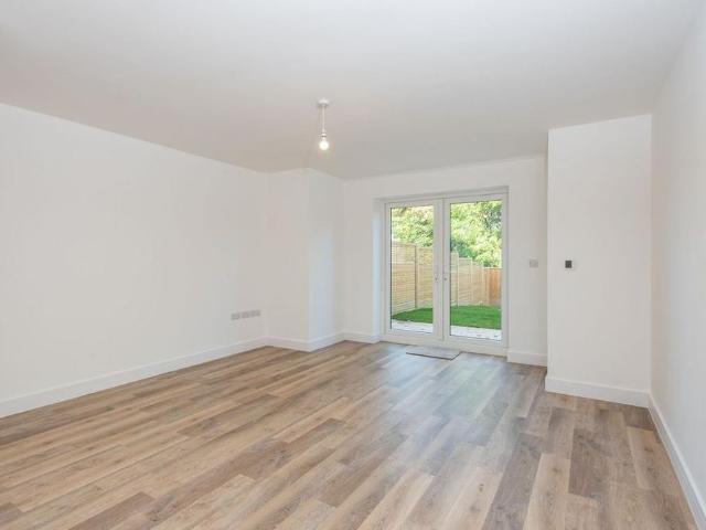 Townhouse for rent in Loundsley Green, East Midlands