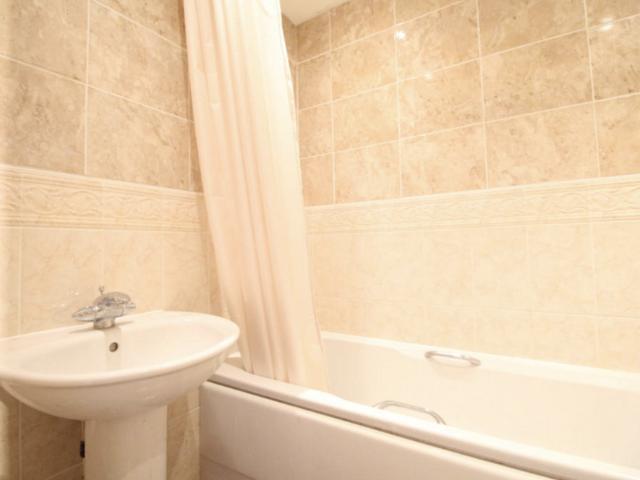 Townhouse for rent in Great Ashby, King's Walden