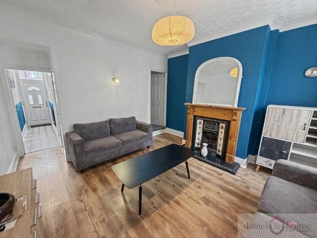 Townhouse for rent in Kingsley Moor, Staffordshire