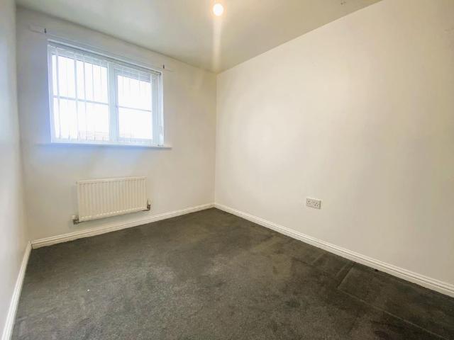 Townhouse for rent in Oldham Edge, Pendock
