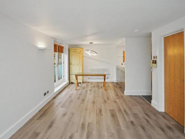 Townhouse for rent in Milverton, Green Close